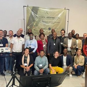 Na tarde do dia 19 de outubro, o 4º dia do Seminário Internacional ASSAMBA 2023, nossos instrutores foram 2 convidados especiais vindos diretamente de Cabo Delgado: o Betinho e o Yamikane são artesãos que trabalham com bambu desde 2012.