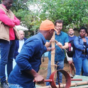 No dia 17 de Outubro foi o 2º dia do Seminário Internacional ASSAMBA 2023, na Ponta do Ouro. O Bambu expert @fredhornaday ministrou uma aula teórica sobre biocarvão e produção de créditos de carbono a partir da sua incorporação ao solo.